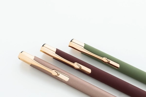 Stylo à bille en aluminium recyclé avec finition caoutchoutée personnalisable