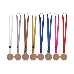 Médaille en MDF avec cordon satin made in france - découpe à la forme personnalisable