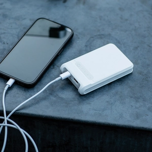 Powerbank en plastique recyclé - batterie nomade 6 000 mAh personnalisable