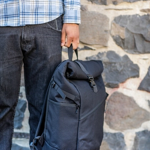 Sac à dos en RPET avec dos rembourré et sangle de trolley - avec poche cachée personnalisable