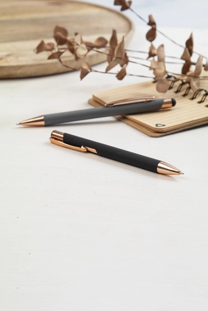 Stylo à bille en aluminium recyclé avec finition caoutchoutée personnalisable