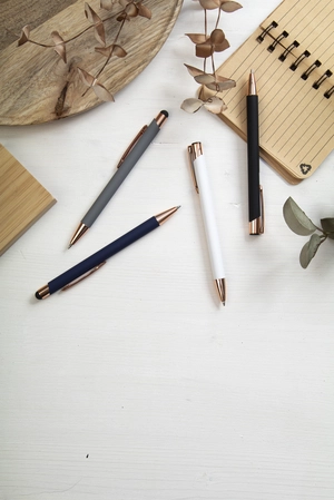 Stylo à bille en aluminium recyclé avec finition caoutchoutée personnalisable