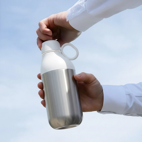 image du produit Bouteille et gobelet 2 en 1 (500 ml / 370 ml) Double paroi en acier inoxydable recyclé et ABS